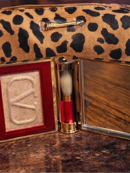 Valentino Other - Valentino Eye2Cheek Dual-Use Blush & Eyeshadow — The Gold, BNIB!!